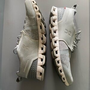 Stylish Gray Sneakers with Beige Sole